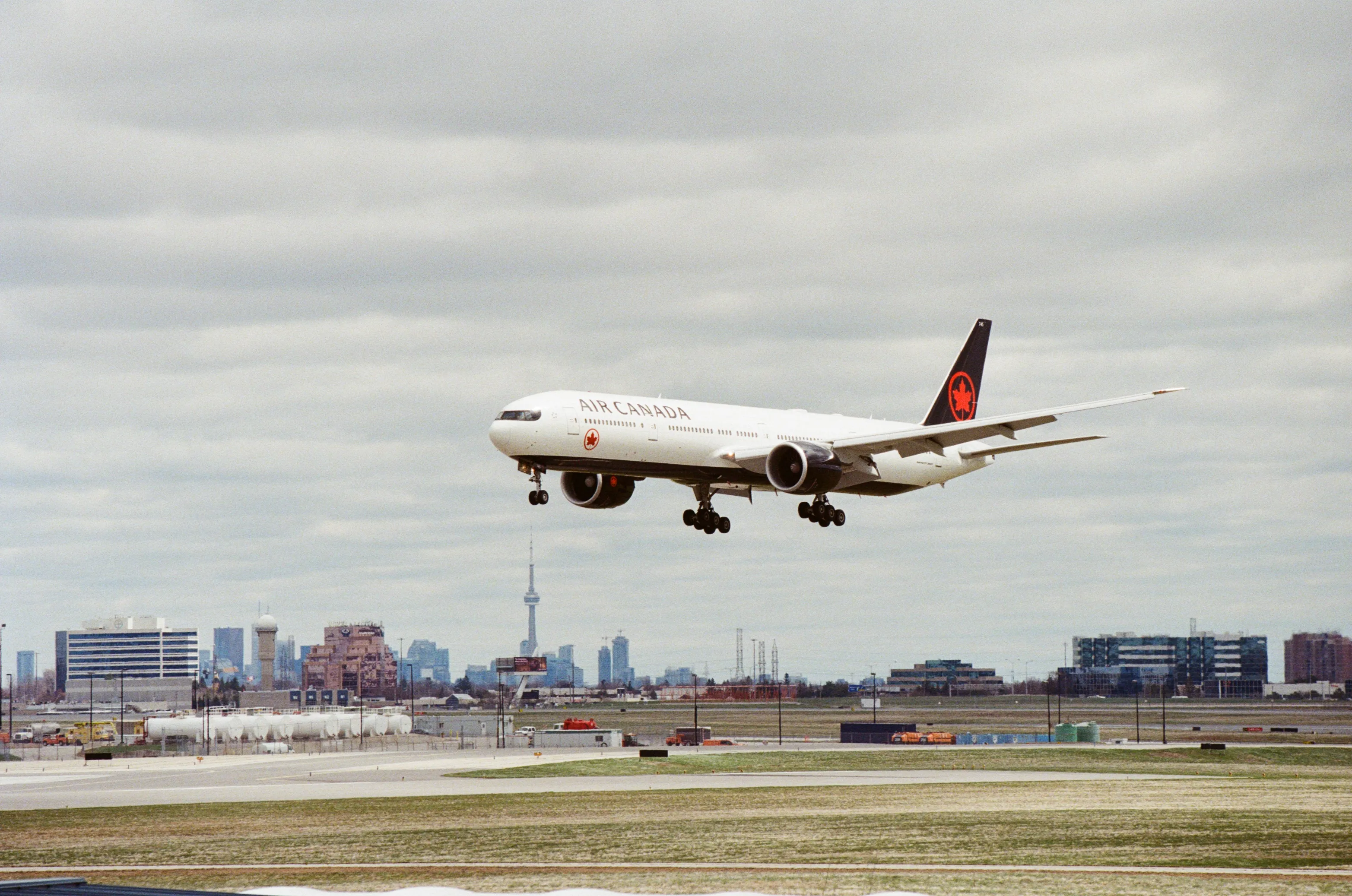 Sunwing and Air Canada on approach to CYYZ 33L