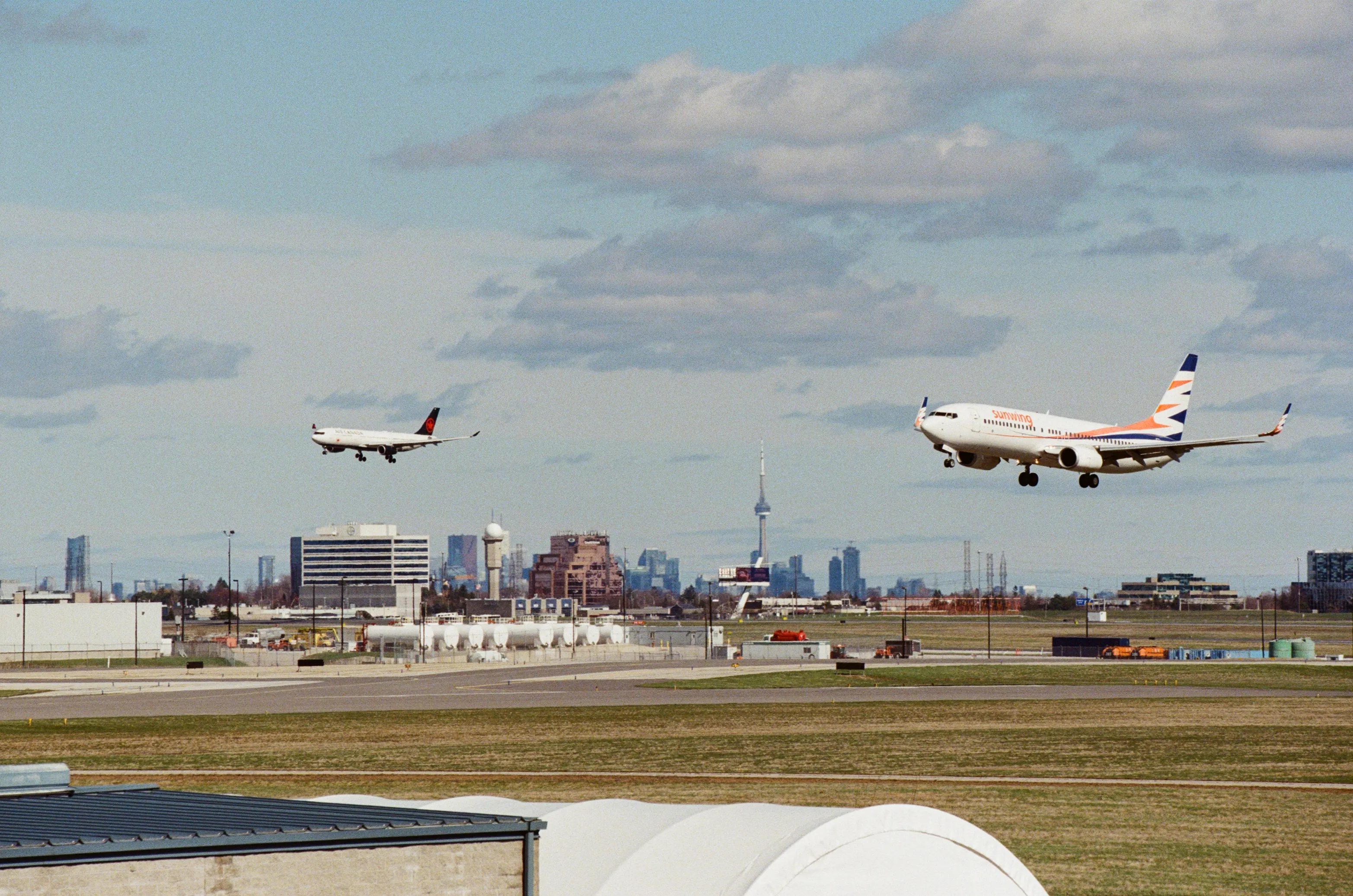 Parallel approaches from Sunwing and Air Canada