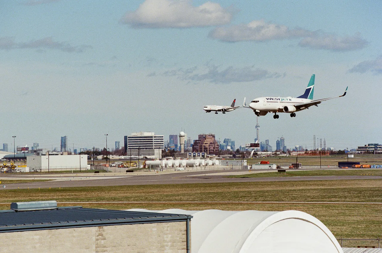 777 on parallel approach with 737